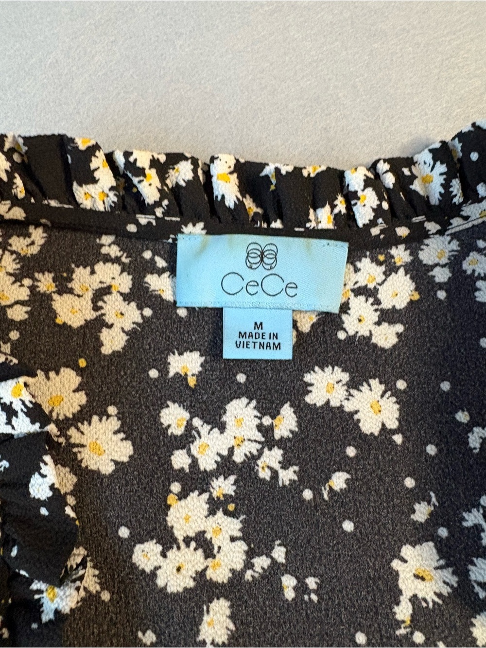CeCe Blouse Flirty Daisy
Pattern Ruffles and Puff Sleeves Size Medium - Picture 3 of 9